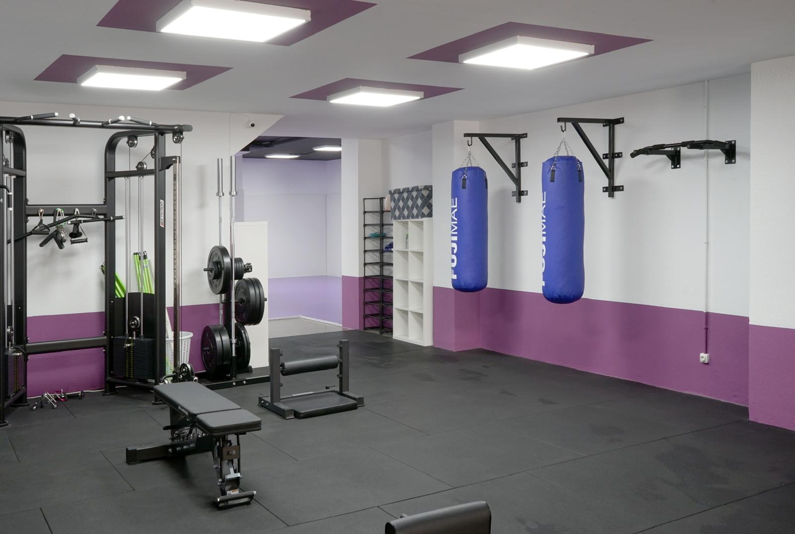 Reforma de Gimnasio en Sagrada Familia en Barcelona - Adecuación técnica de local comercial con acabados e instalaciones de alta gama.