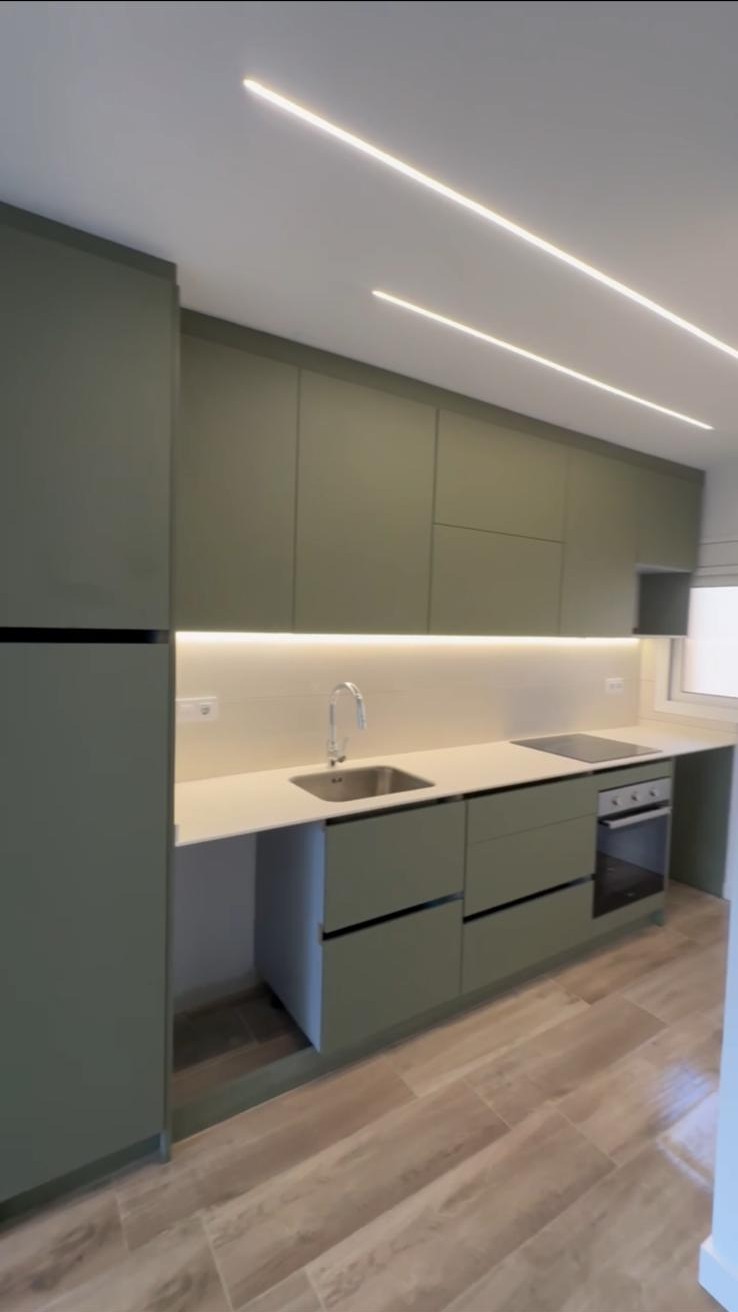 Reforma Integral de Vivienda en Barcelona - Diseño minimalista y optimización de luz natural en piso residencial en Barcelona.