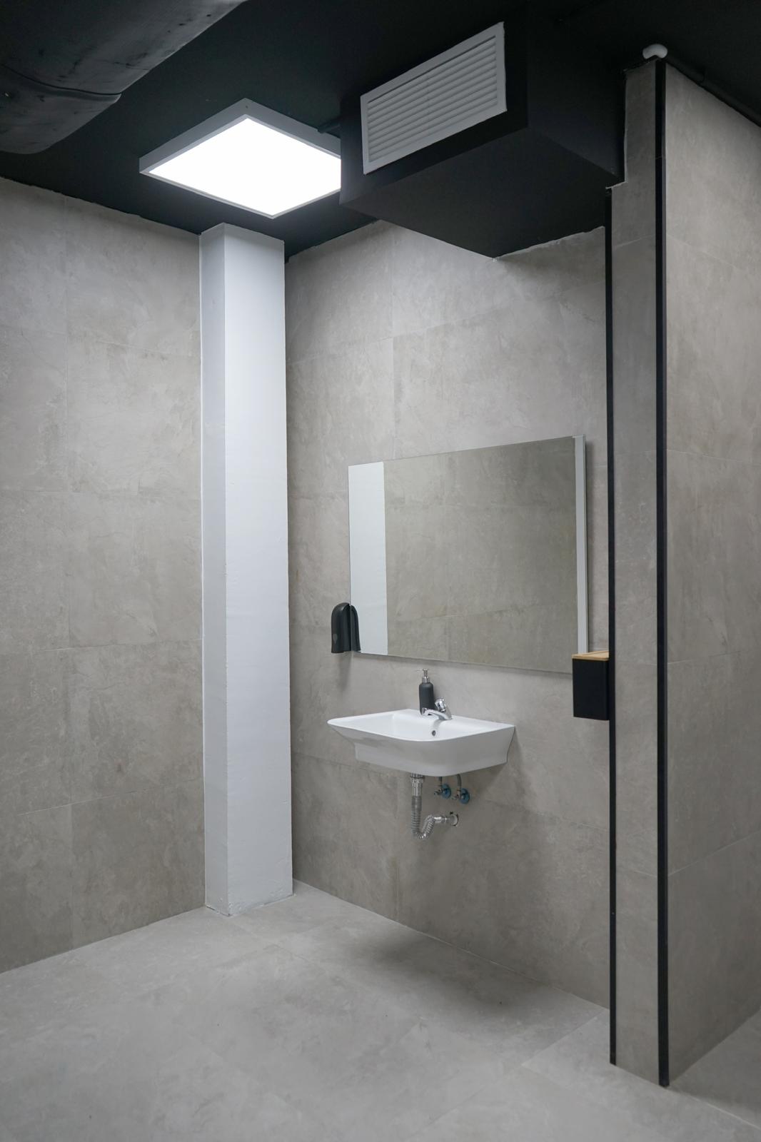 Reforma de Baño Premium en Badalona - Renovación integral de lavabo con acabados de lujo y mobiliario a medida.